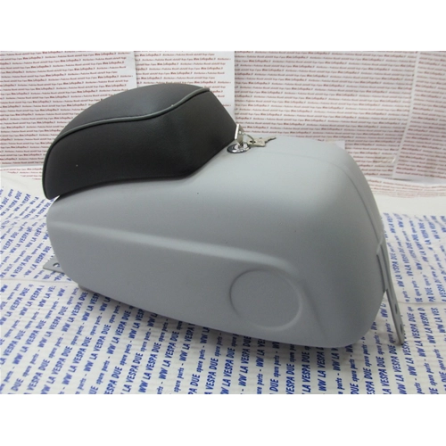 Coffre à outils avec porte-outils, coussin et serrure inclus, pour Vespa 50 SS / 90SS 2e série / à partir du cadre 4544 et V5SS1T diesel à partir du cadre 1842 avec rainure.
