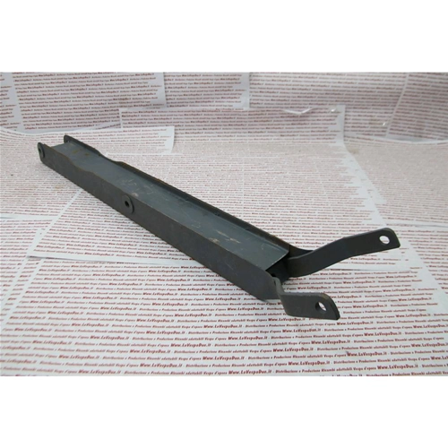 Traverse de support avant en fer pour cadre de selle APE, compatible avec les modèles APE 125 A de 1947 à 1952. Produit artisanal italien.