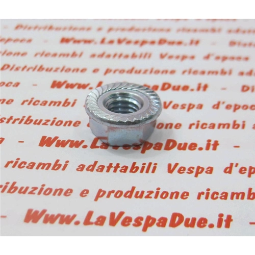 Tuerca con brida galvanizada de 8 mm para fijación de espejos y diversas aplicaciones para VESPA 50 80 90 125 150 160 180 200 y varios modelos.