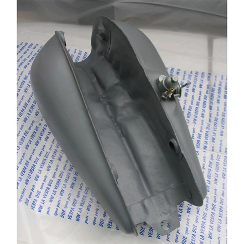Additional custom fuel tank for VESPA with central wheel adaptable to all VESPAs