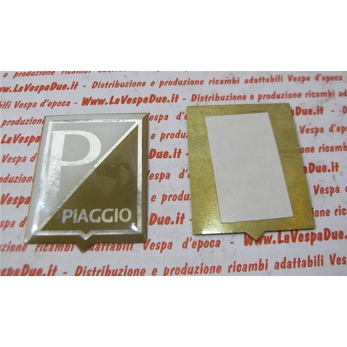 Emblema escudo mm. 38x48 resina sobre base de latón en color oro blanco para VESPA