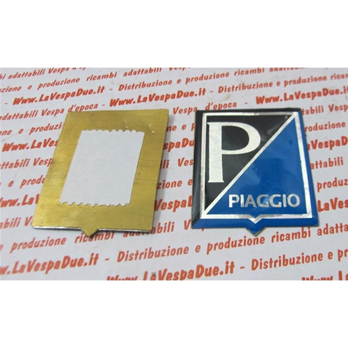 Emblema de resina sobre base de latón azul y negro para VESPA, tamaño 38 x 48 mm.