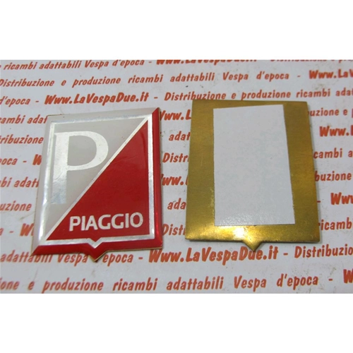 Écusson en résine sur socle en laiton, rouge et blanc, pour Vespa, 38 x 48 mm.