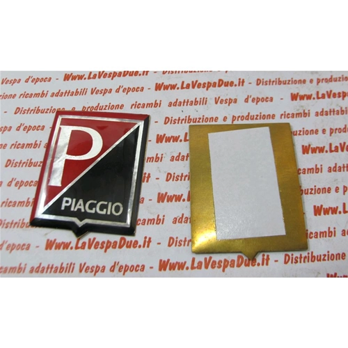 Emblema de resina sobre base de latón rojo y negro para VESPA, de 38x48 mm.