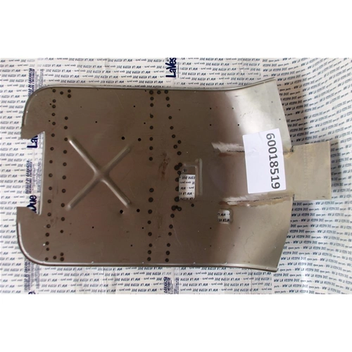 Plataforma con protector para VESPA 80 125 150 200 PX PE ARCOBALENO con orificio cuadrado para el pedal del freno a partir de 1984.