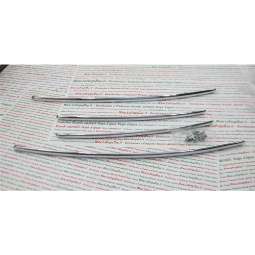 Set fregi in alluminio per parafango e cofani per VESPA 125 VNL GT GTR 150 SPRINT SUPER 180 SS VNC1T VNL2T>127357 VBC1T>251419 VLB1T VSC1T con viti per il fissaggio r.o. 090522 610100M scocche