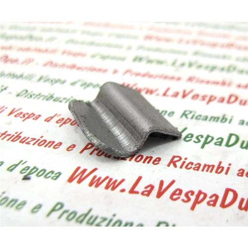 Crochet de fixation latérale pour plaque arrière pour Vespa 98, 125 et 150 de 1946 à 1958 (V1T, V15T, V98T, V30T, V33T, VM1T, VM2T, VN1T, VN2T, VU1T)