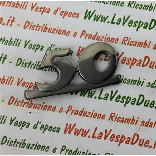 Placa frontal con la inscripción 50 en aluminio pulido para VESPA 50 SPECIAL primera serie de 1969 a 1972. Producto italiano en fundición ro 123671.
