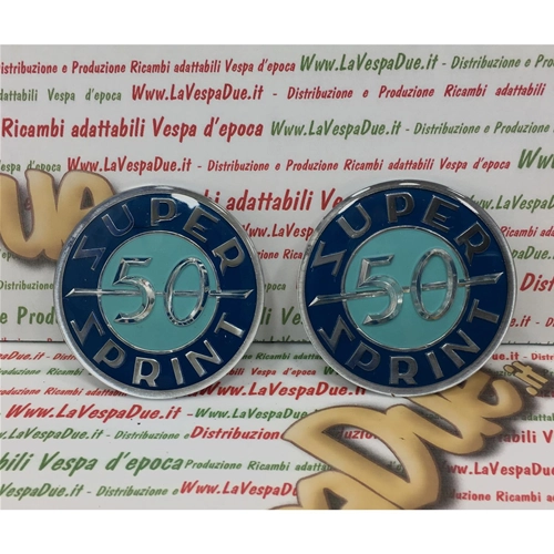 Par de pegatinas redondas con revestimiento de resina para el baúl lateral de la VESPA 50 SS SUPER SPRINT, montadas sobre una base de aluminio.