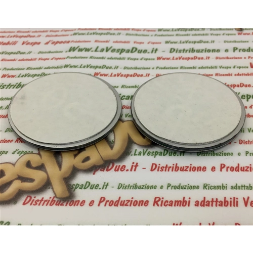Par de pegatinas redondas con revestimiento de resina para el baúl lateral de la VESPA 50 SS SUPER SPRINT, montadas sobre una base de aluminio.