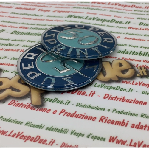 Par de pegatinas redondas con revestimiento de resina para el baúl lateral de la VESPA 50 SS SUPER SPRINT, montadas sobre una base de aluminio.