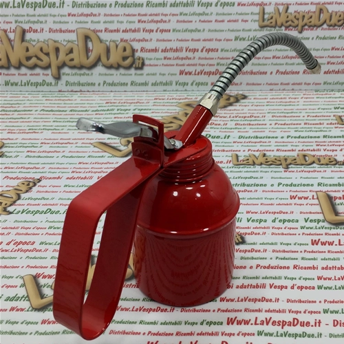Bidon d'huile métallique de 200 ml avec réservoir en tôle émaillée, fût flexible et pompe en laiton pour le remplissage d'huile moteur ou la lubrification de pièces.