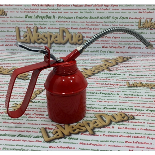 Bidon d'huile métallique de 500 ml avec réservoir en tôle émaillée, fût flexible et pompe en laiton pour le remplissage d'huile moteur ou la lubrification de pièces.