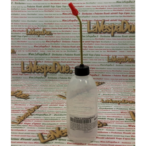 Lata de aceite de 250 ml con depósito de polietileno y barril de latón para rellenar el aceite del motor o lubricar piezas.