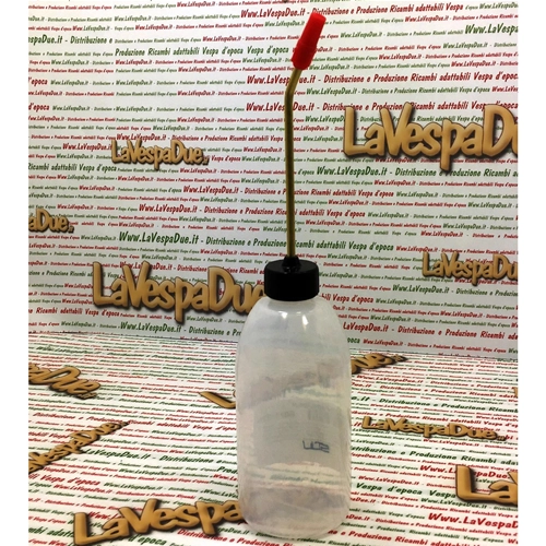 Lata de aceite de 250 ml con depósito de polietileno y barril de latón para rellenar el aceite del motor o lubricar piezas.