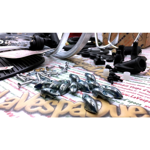 KIT DE REPUESTOS COMPLETO PARA LA RESTAURACIÓN DE UNA VESPA 50 SPECIAL DE 4 VELOCIDADES, CON SISTEMA ELÉCTRICO INCLUIDO.