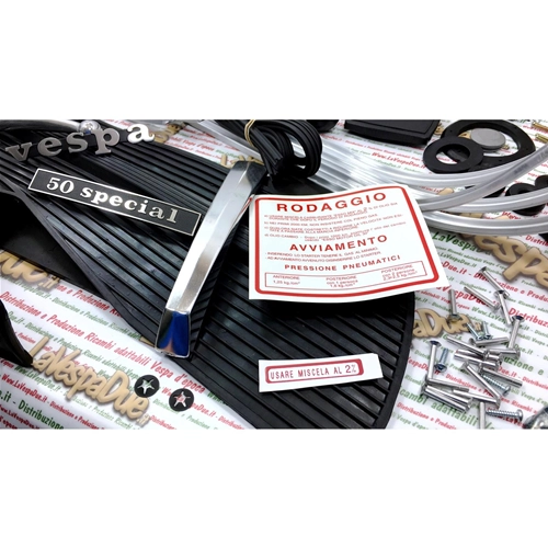 KIT DE REPUESTOS COMPLETO PARA LA RESTAURACIÓN DE UNA VESPA 50 SPECIAL DE 4 VELOCIDADES, CON SISTEMA ELÉCTRICO INCLUIDO.