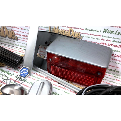 KIT DE REPUESTOS COMPLETO PARA LA RESTAURACIÓN DE UNA VESPA 50 SPECIAL DE 4 VELOCIDADES, CON SISTEMA ELÉCTRICO INCLUIDO.
