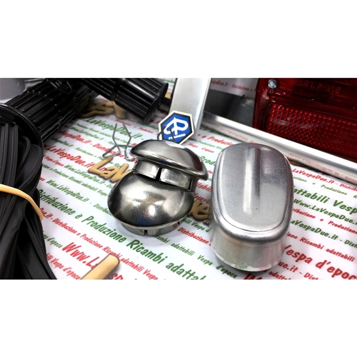 KIT DE REPUESTOS COMPLETO PARA LA RESTAURACIÓN DE UNA VESPA 50 SPECIAL DE 4 VELOCIDADES, CON SISTEMA ELÉCTRICO INCLUIDO.