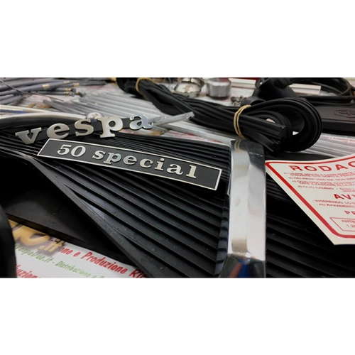 KIT DE REPUESTOS COMPLETO PARA LA RESTAURACIÓN DE UNA VESPA 50 SPECIAL DE 4 VELOCIDADES, CON SISTEMA ELÉCTRICO INCLUIDO.