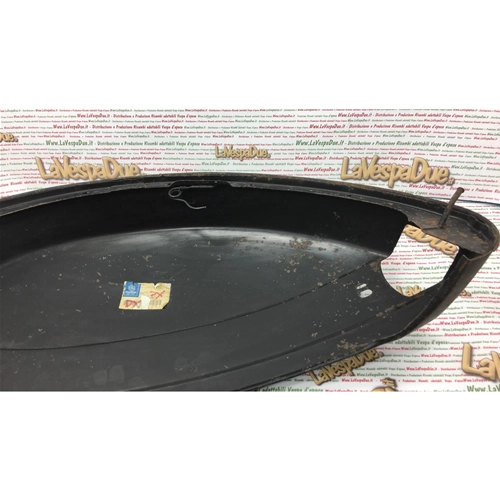 Rechte Motorhaube mit originalem PIAGGIO-Blinker, Serienausstattung für VESPA PX 80, 125, 150, 200 und ARCOBALENO, innenliegende Haken, dunkler Hintergrund