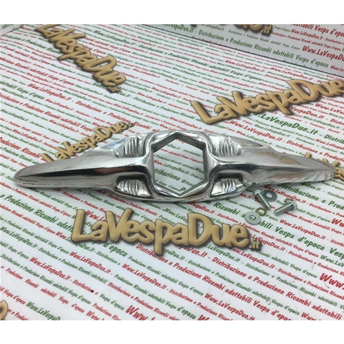 Accessorio nasello fregio decorativo centrale per scudo stemma PIAGGIO per VESPA 125 150 180 200 scudetto esagonale tipo grande 42 mm 152290