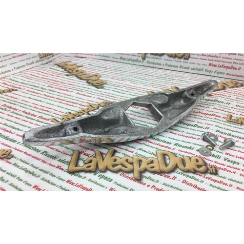 Accessorio nasello fregio decorativo centrale per scudo stemma PIAGGIO per VESPA 125 150 180 200 scudetto esagonale tipo grande 42 mm 152290