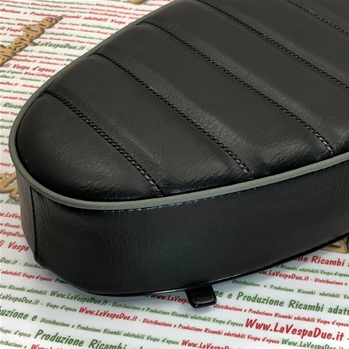 Schwarzer Sattel, Modell SPORT, für VESPA 50 90 NLR SPECIAL 125 PRIMAVERA ET3 mit 50 90 SS Öffnung