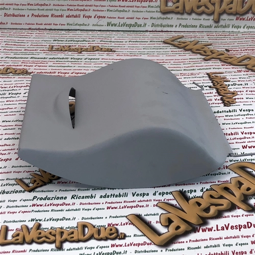 Porte de compartiment carburateur pour Vespa 125 Sport 6 jours, adaptable aux modèles VM, VN, VL, VB1, V98, V1, V15, V30 et V33. Produit artisanal.
