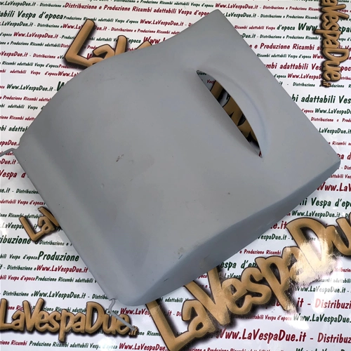 Porte de compartiment carburateur pour Vespa 125 Sport 6 jours, adaptable aux modèles VM, VN, VL, VB1, V98, V1, V15, V30 et V33. Produit artisanal.