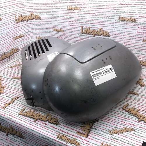 Paar Seitendeckel aus Eisen für VESPA 125/150 (Baujahre 1953–1957, VM/VN) mit abblendendem Scheinwerfer (rechts und links).