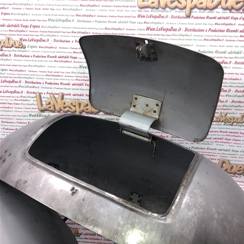 Paar Seitendeckel aus Eisen für VESPA 125/150 (Baujahre 1953–1957, VM/VN) mit abblendendem Scheinwerfer (rechts und links).