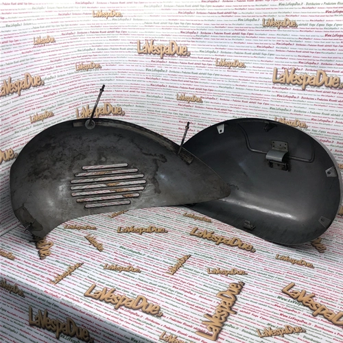 Paar Seitendeckel aus Eisen für VESPA 125/150 (Baujahre 1953–1957, VM/VN) mit abblendendem Scheinwerfer (rechts und links).