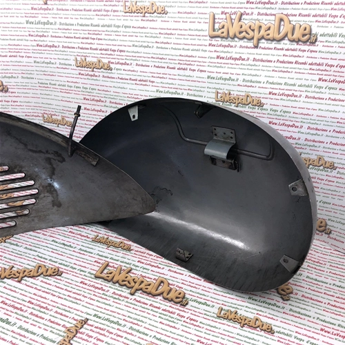 Paar Seitendeckel aus Eisen für VESPA 125/150 (Baujahre 1953–1957, VM/VN) mit abblendendem Scheinwerfer (rechts und links).