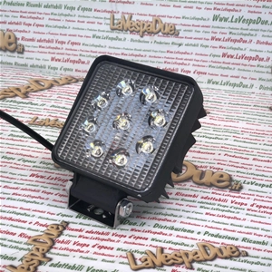 Projecteur carré additionnel universel IP67 10/30 V 24 W avec 9 LED Epistar 1750 lumens et lentille en polycarbonate pour applications sur bouclier et arceau de sécurité