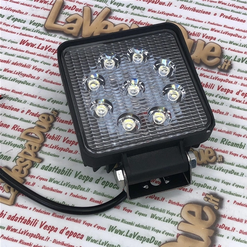Projecteur carré additionnel universel IP67 10/30 V 24 W avec 9 LED Epistar 1750 lumens et lentille en polycarbonate pour applications sur bouclier et arceau de sécurité