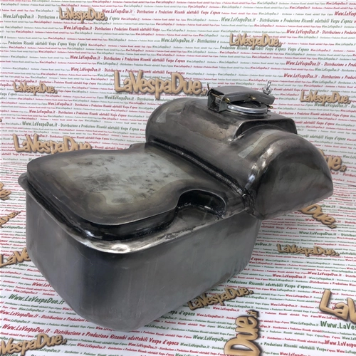 Réservoir d'essence grande capacité pour Vespa 125 6, Sei Giorni et Sport, compatible avec les modèles VM1T, VM2T, VU1T et VL1T de 1952 à 1955. ACMA STRUZZO HOFFMANN - Produit artisanal