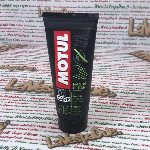 Pâte lavante pour les mains MOTUL MC CARE M4 HANDS CLEAN, pour un nettoyage sans rinçage. Élimine la graisse, l'huile et les saletés tenaces. Tube de 100 ml.