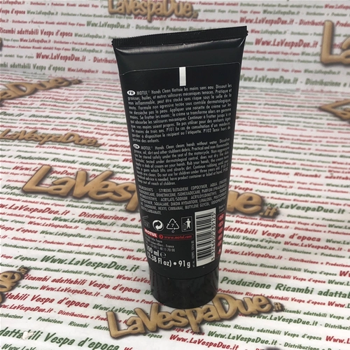Pâte lavante pour les mains MOTUL MC CARE M4 HANDS CLEAN, pour un nettoyage sans rinçage. Élimine la graisse, l'huile et les saletés tenaces. Tube de 100 ml.