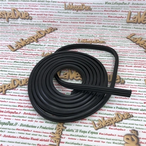 Perfil de goma de repuesto para reposapiés de VESPA 125 V1T A V15T V30T V33T VM1T VM2T 150 GS VS1T VS2T VS3T VS4T VS5T VBA1T VBB GL VLA 160 GS VSB. 390 cm de largo. Producto italiano de excelente calidad.