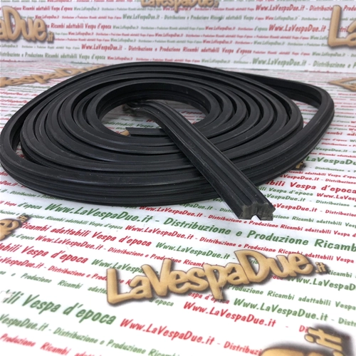 Perfil de goma de repuesto para reposapiés de VESPA 125 V1T A V15T V30T V33T VM1T VM2T 150 GS VS1T VS2T VS3T VS4T VS5T VBA1T VBB GL VLA 160 GS VSB. 390 cm de largo. Producto italiano de excelente calidad.