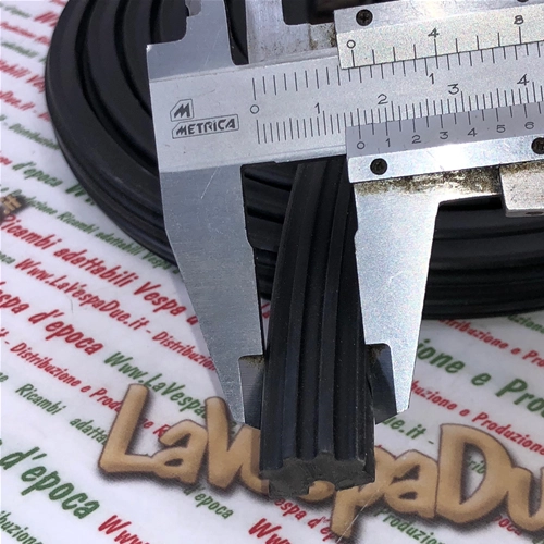 Ersatz-Gummiprofil für Fußrastenleisten an VESPA 125 VN1T VN2T Abblendlicht, 280 cm lang, italienisches Produkt von ausgezeichneter Qualität
