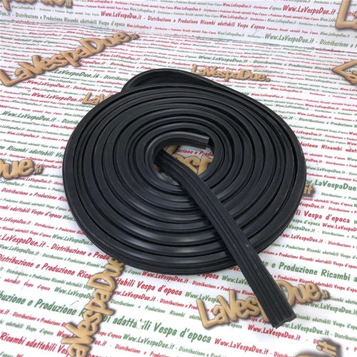 Perfil de goma de repuesto para las tiras del reposapiés de la VESPA 150 VL1T VL2T VL3T VB1T struzzo gs dei poveri, 420 cm de largo. Producto italiano de excelente calidad.
