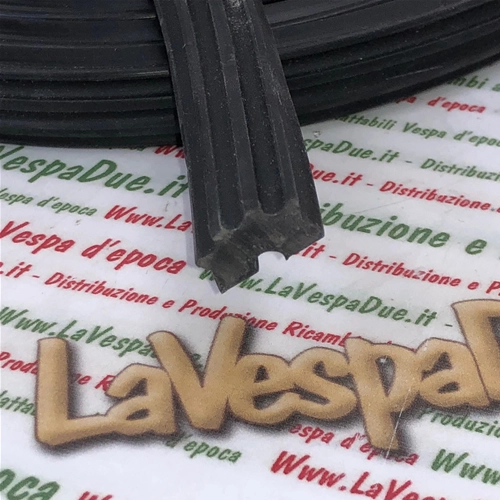 Perfil de goma de repuesto para las tiras del reposapiés de la VESPA 150 VL1T VL2T VL3T VB1T struzzo gs dei poveri, 420 cm de largo. Producto italiano de excelente calidad.