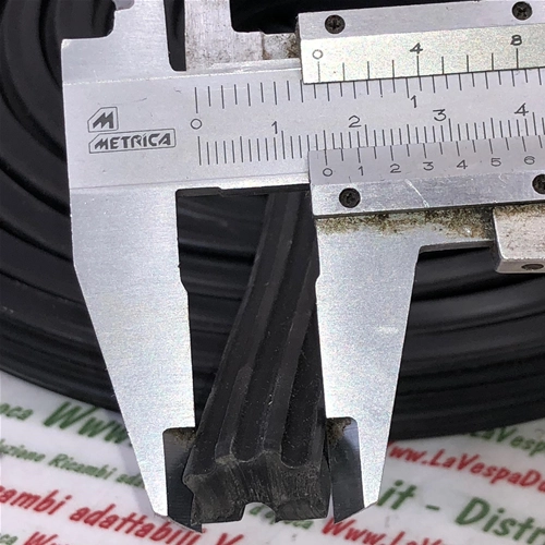 Perfil de goma de repuesto para las tiras del reposapiés de la VESPA 150 VL1T VL2T VL3T VB1T struzzo gs dei poveri, 420 cm de largo. Producto italiano de excelente calidad.