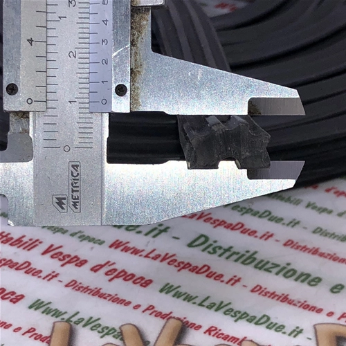 Perfil de goma de repuesto para las tiras del reposapiés de la VESPA 150 VL1T VL2T VL3T VB1T struzzo gs dei poveri, 420 cm de largo. Producto italiano de excelente calidad.