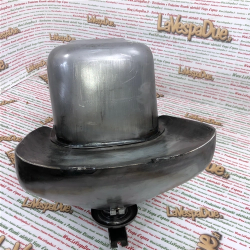 Réservoir d'essence 9 litres pour Vespa 125 6 Sei Giorni et Sport, également compatible avec les Vespa 125 et 150 (1952-1955) VM1T, VM2T, VU1T et VL1T. Fabriqué artisanalement par Struzzo Hoffmann.