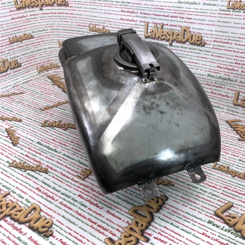 Réservoir d'essence 9 litres pour Vespa 125 6 Sei Giorni et Sport, également compatible avec les Vespa 125 et 150 (1952-1955) VM1T, VM2T, VU1T et VL1T. Fabriqué artisanalement par Struzzo Hoffmann.