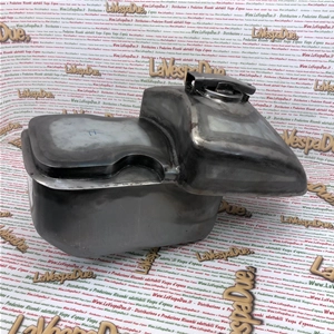 Réservoir d'essence 9 litres pour Vespa 125 6 Sei Giorni et Sport, également compatible avec les Vespa 125 et 150 (1952-1955) VM1T, VM2T, VU1T et VL1T. Fabriqué artisanalement par Struzzo Hoffmann.