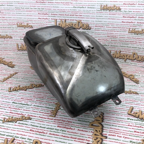 Réservoir d'essence 9 litres pour Vespa 125 6 Sei Giorni et Sport, également compatible avec les Vespa 125 et 150 (1952-1955) VM1T, VM2T, VU1T et VL1T. Fabriqué artisanalement par Struzzo Hoffmann.